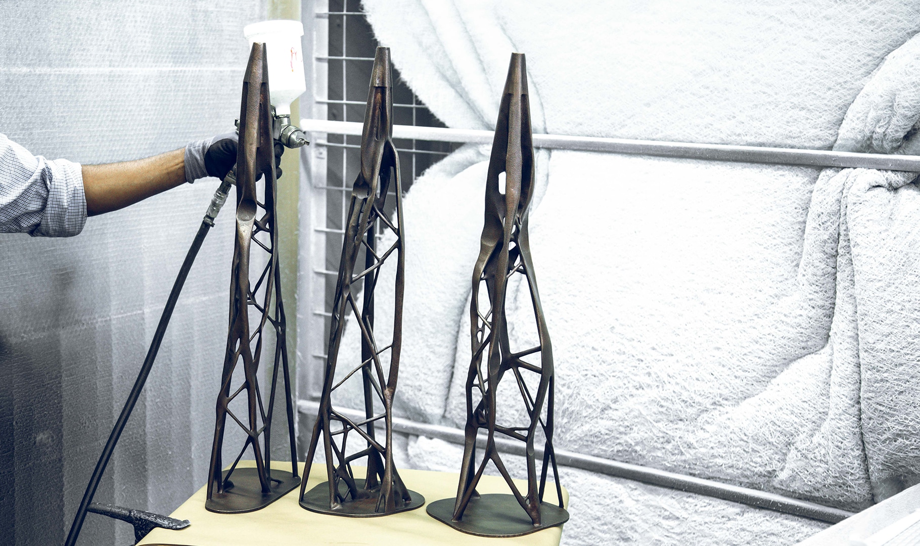 Gegossene Bronze-Tischbeine mit 3D gedruckten Feingussmodellen von voxeljet