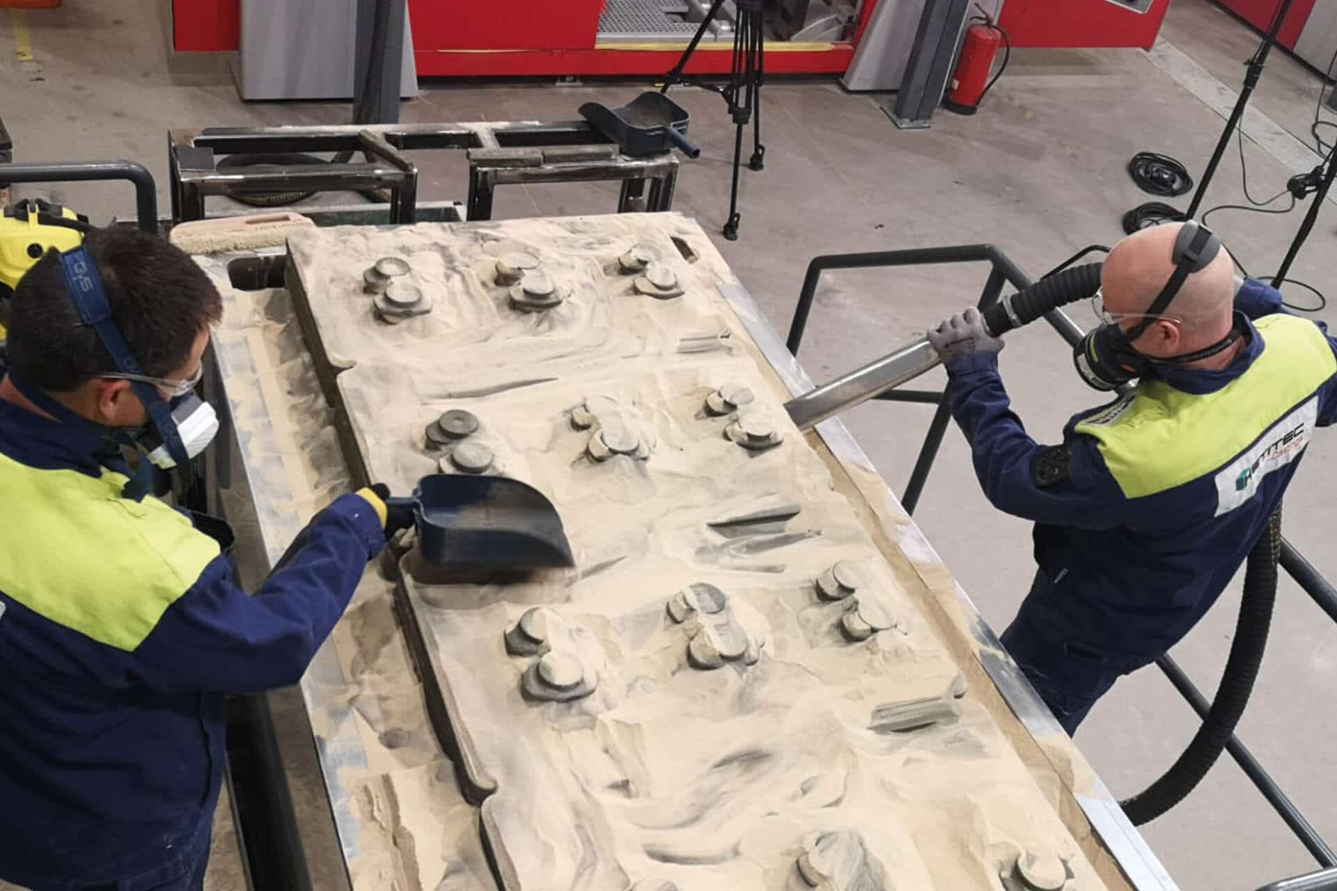 從voxeljet拆開VX2000上的砂模包裝